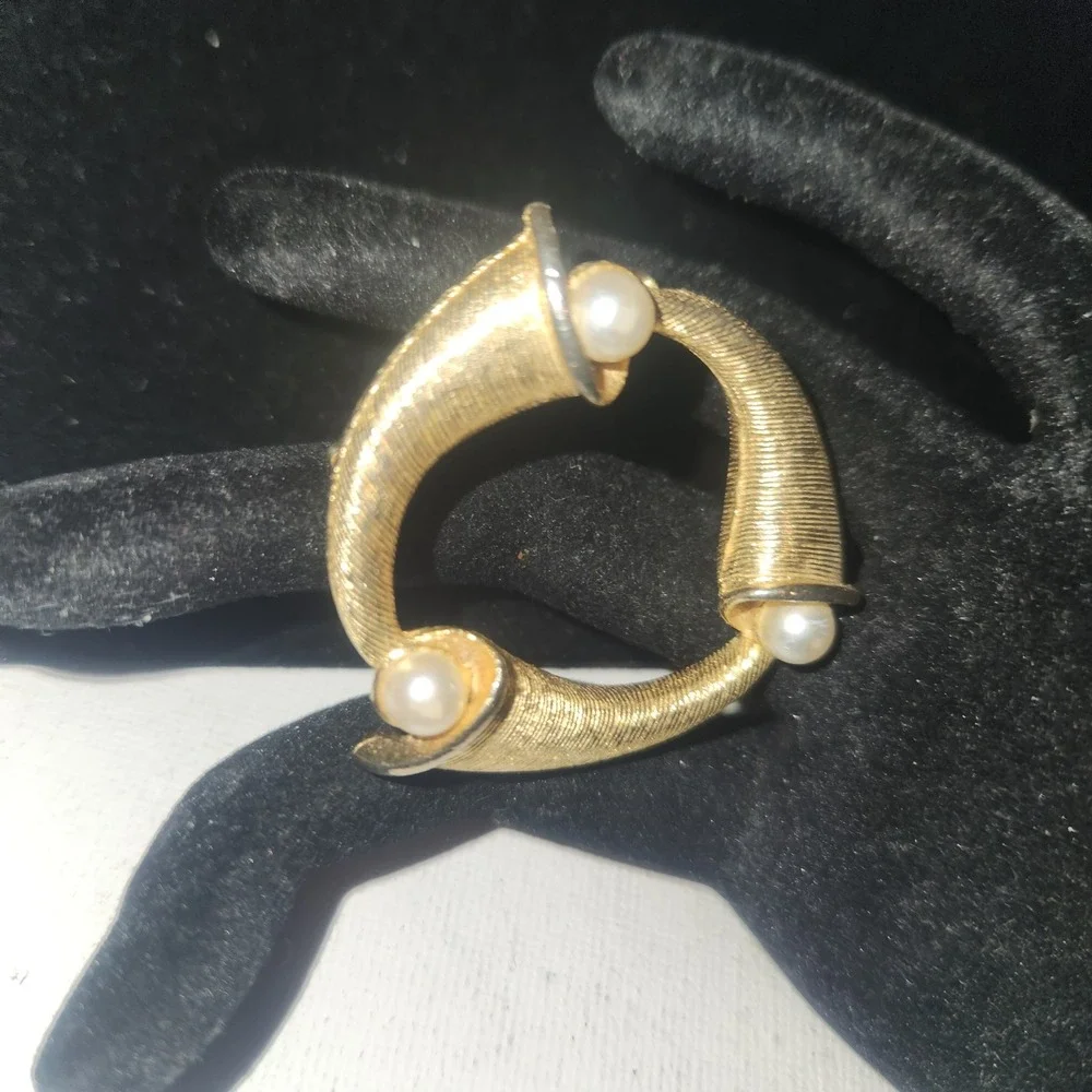 Vintage‎ Gold Tone Faux Pearl Textured Wreath Brooch Pin Circular Design 2 Inch